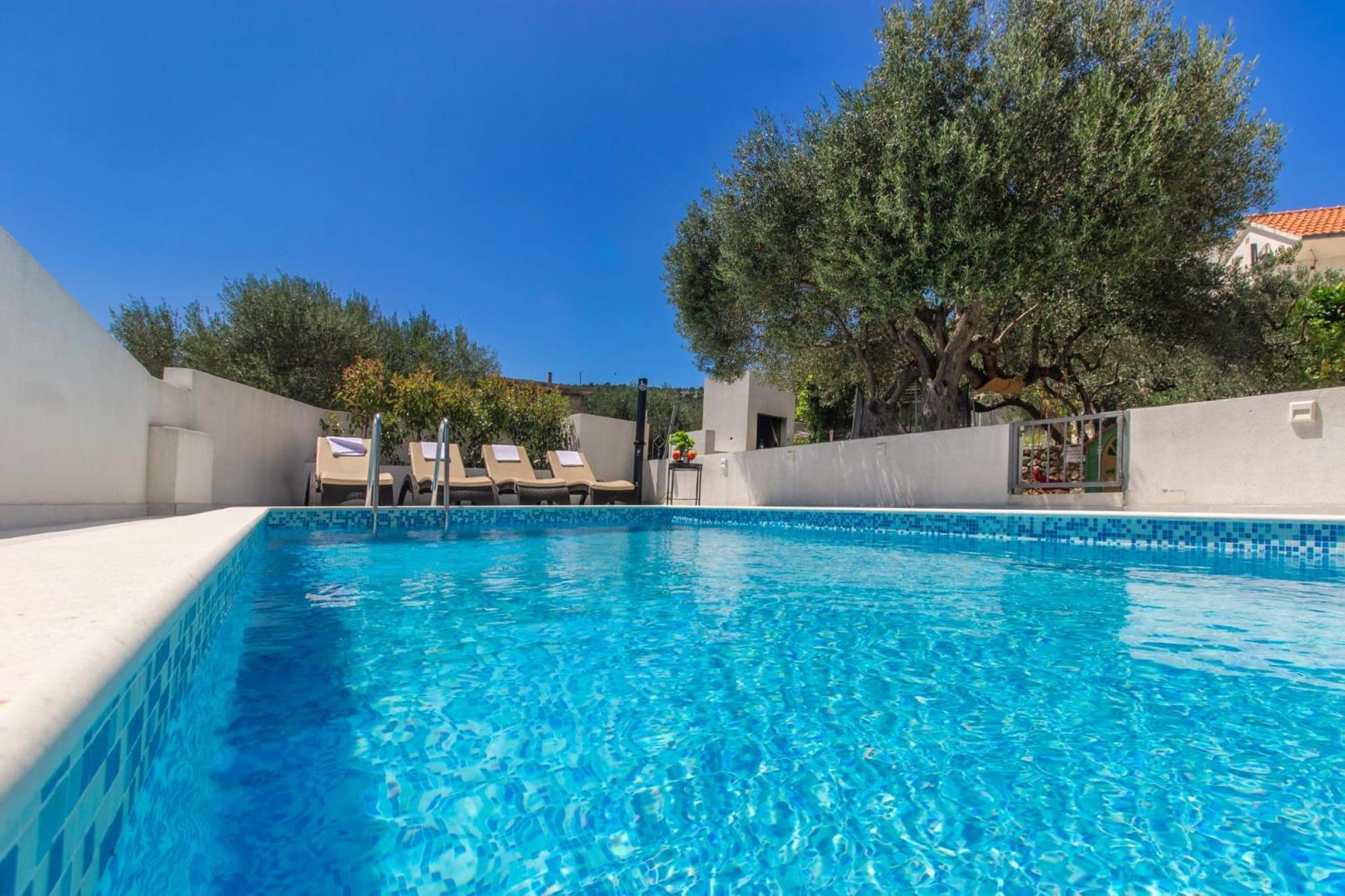 Villa Dalmatian Child With Swimming Pool, Close To The Beach Винишче Экстерьер фото